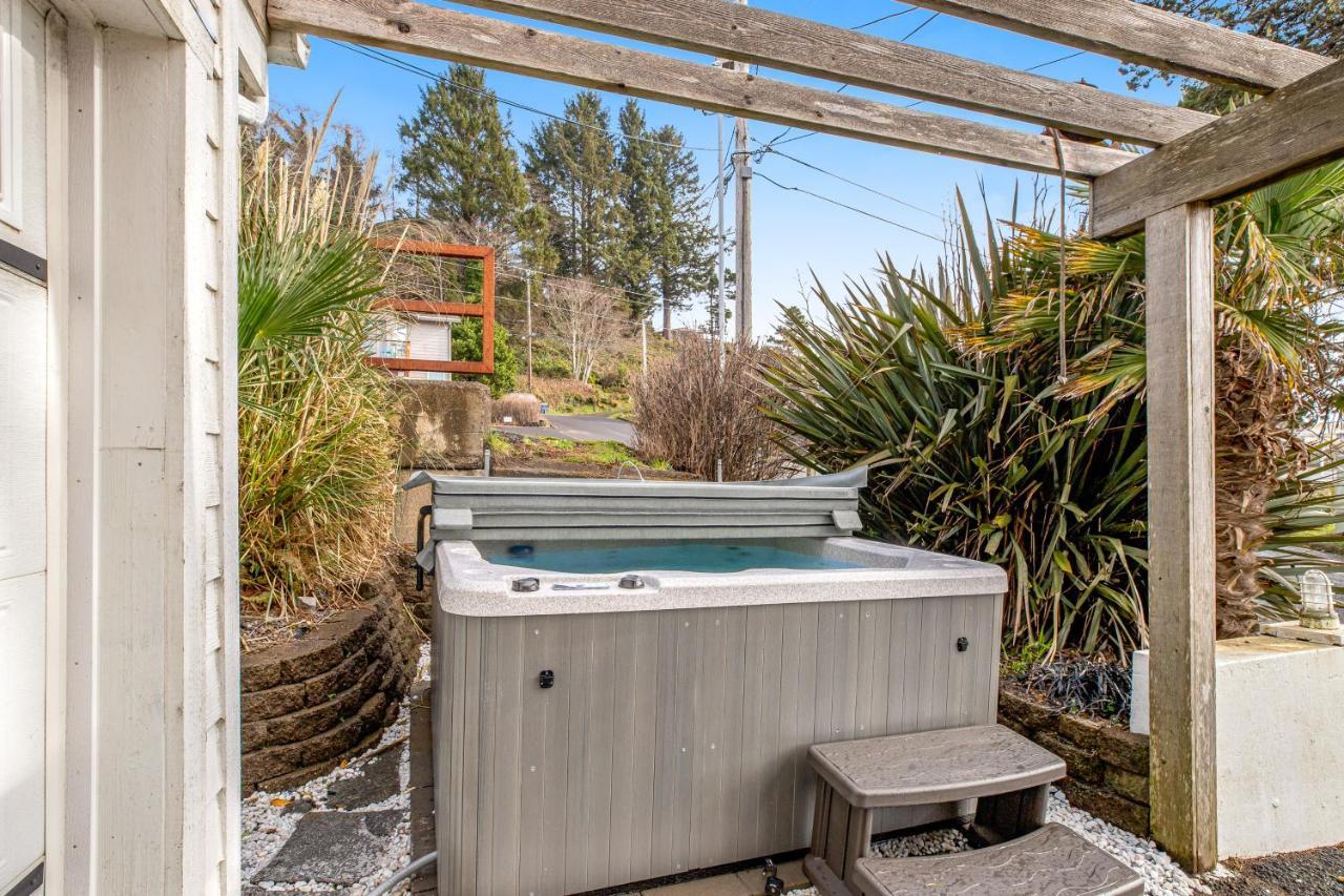 Captain'S Quarters And Cabins Depoe Bay Chambre photo