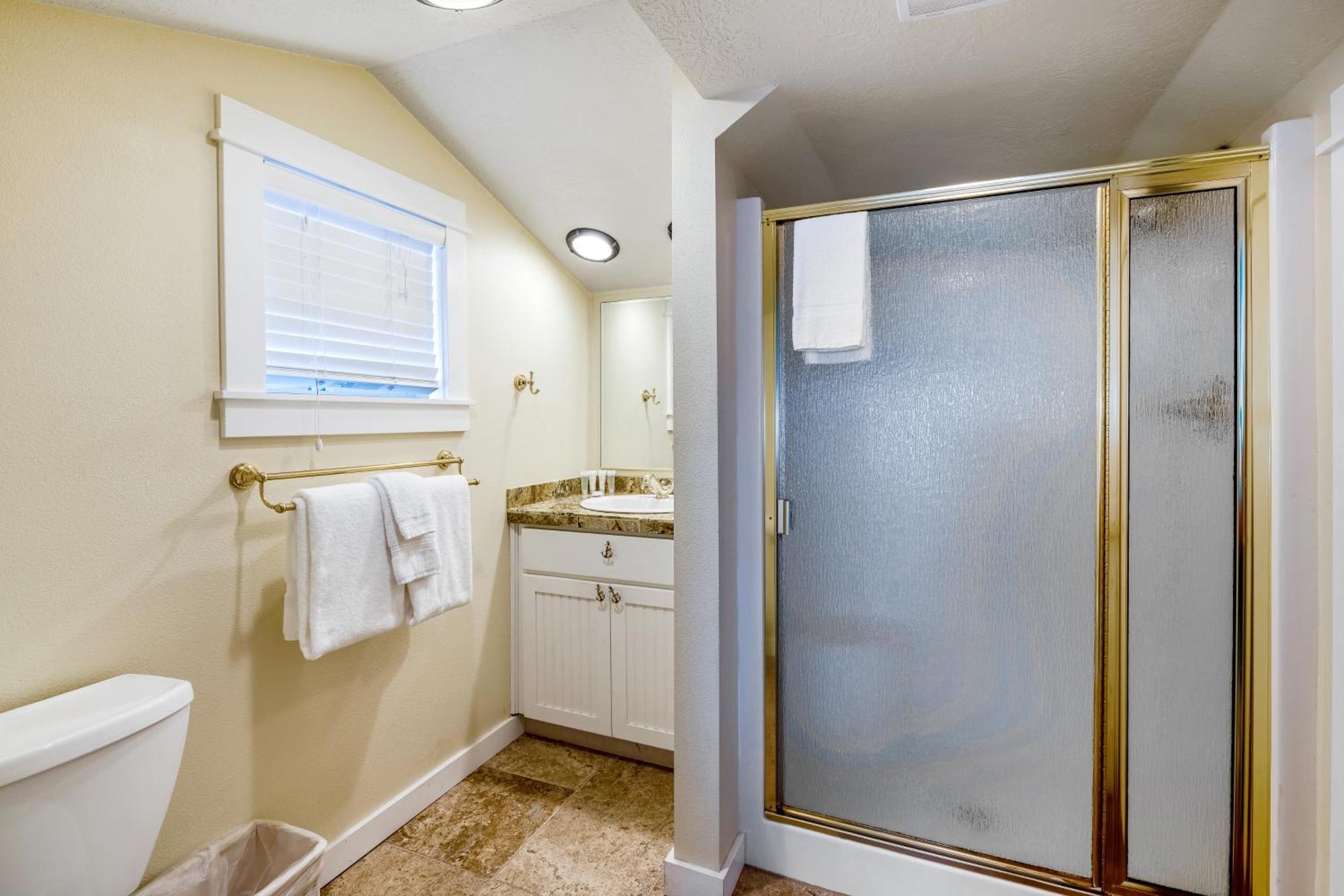 Captain'S Quarters And Cabins Depoe Bay Chambre photo