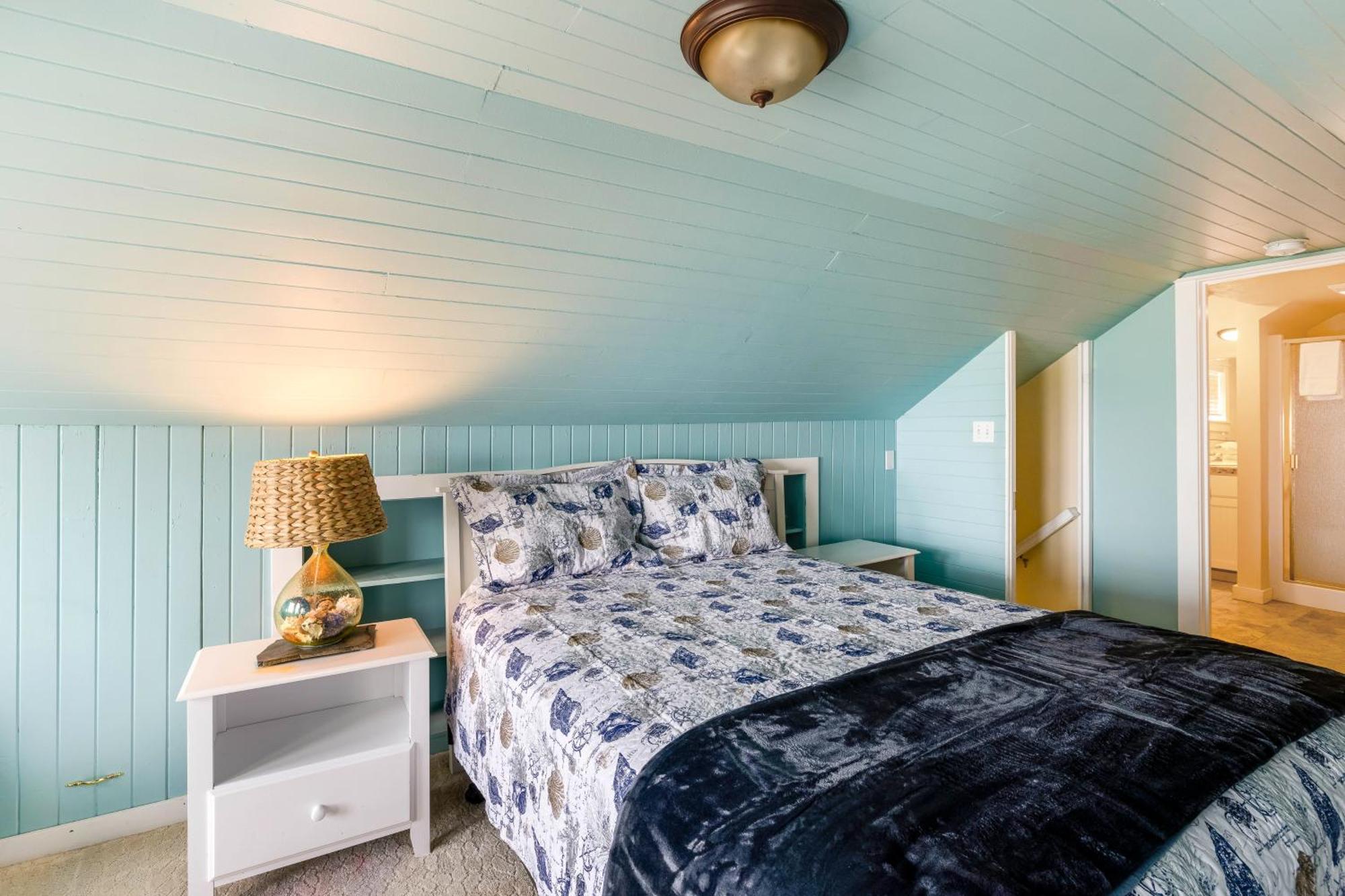 Captain'S Quarters And Cabins Depoe Bay Chambre photo